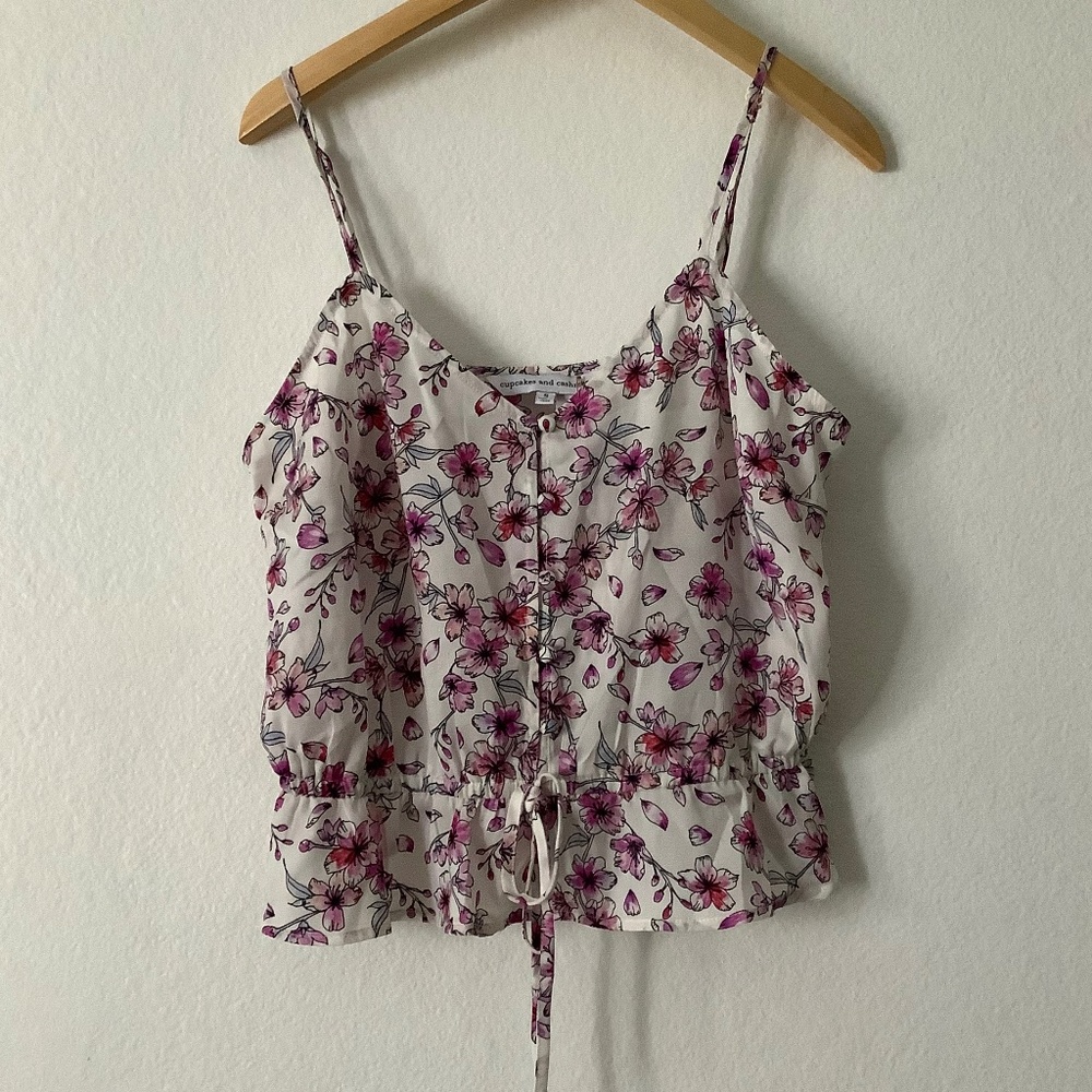 New Cupcakes and Cashmere Ivory / Flowered Top Size USA S / EUR 34-36